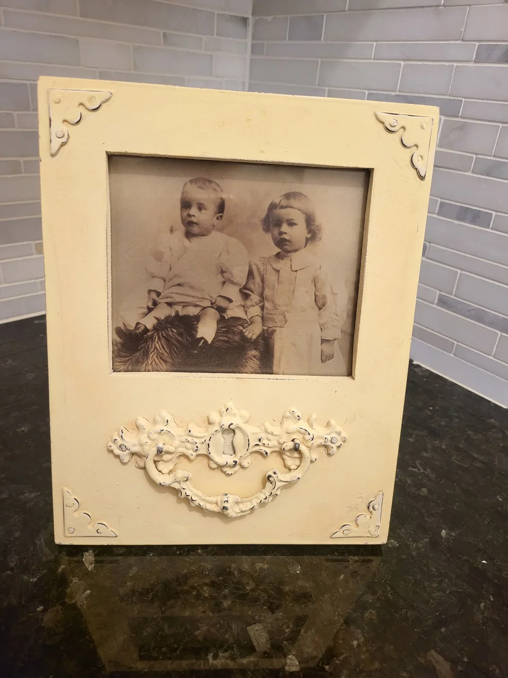 Vintage-Inspired Ornate Distressed Cream Decorative Photo Frame